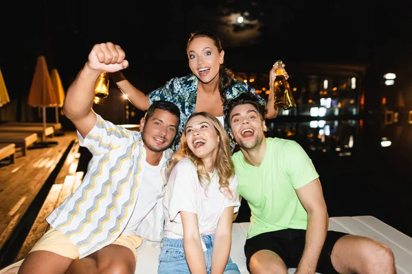 Selective Focus Excited Friends Looking Camera Friend Bottles Beer Outdoors — Stock Photo, Image