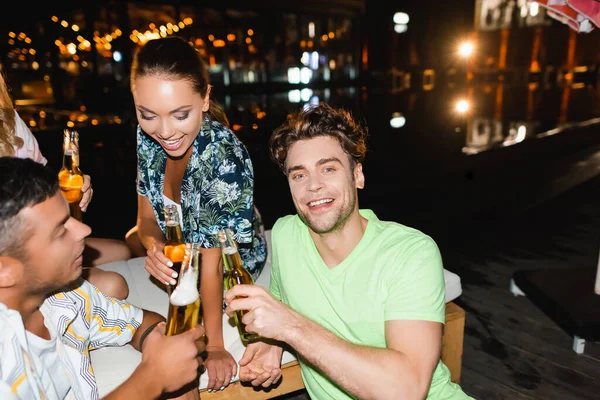 Selective Focus Young Man Looking Camera While Clinking Beer Friends — Stock Photo, Image