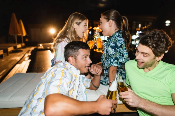 Selectieve Focus Van Enthousiaste Vrienden Toasten Met Bier Tijdens Het — Stockfoto