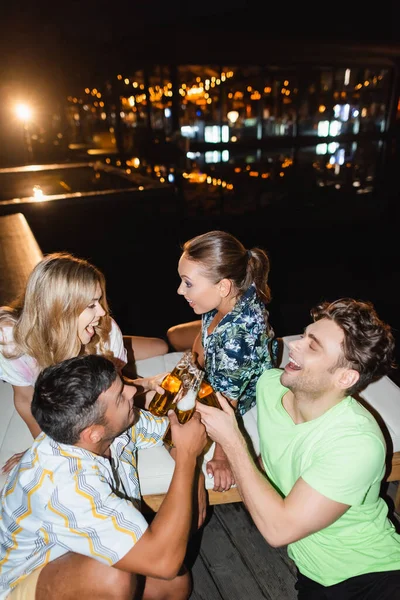 Jovens Amigos Conversando Enquanto Seguram Cerveja Perto Piscina Noite — Fotografia de Stock