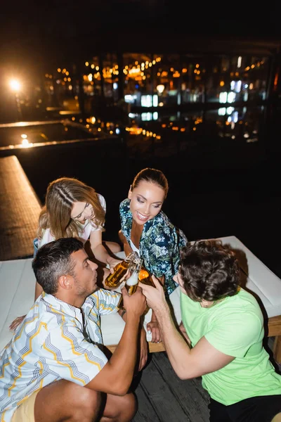 Jovens Amigos Brindam Com Garrafas Cerveja Perto Piscina Noite — Fotografia de Stock