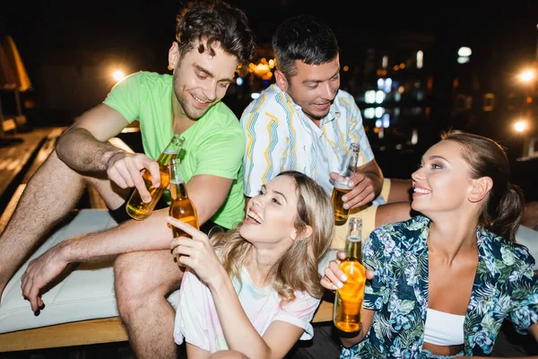 Pareja Joven Brindando Con Cerveza Cerca Amigos Aire Libre Por —  Fotos de Stock