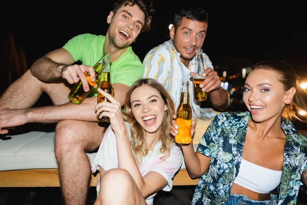 Enfoque Selectivo Mujeres Jóvenes Sosteniendo Botellas Cerveza Cerca Novios Aire — Foto de Stock