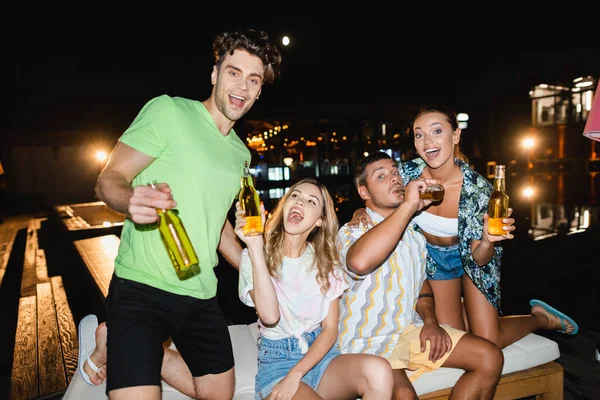 Selective Focus Friends Drinking Beer Outdoors Night — Stock Photo, Image