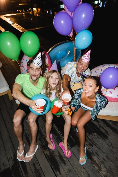 Young Friends Looking Camera While Toasting Beer Balloons Swimming Pool — Stock Photo, Image