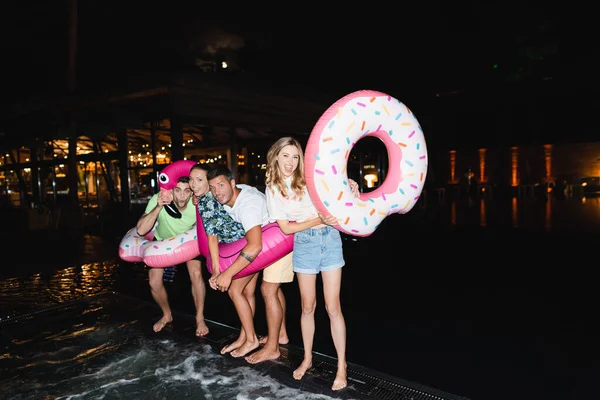 Yüzme Yüzüklü Heyecanlı Genç Arkadaşlar Gece Havuz Başında Parti Sırasında — Stok fotoğraf