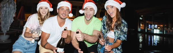 Foto Panorámica Amigos Emocionados Celebrando Año Nuevo Con Champán Piscina — Foto de Stock