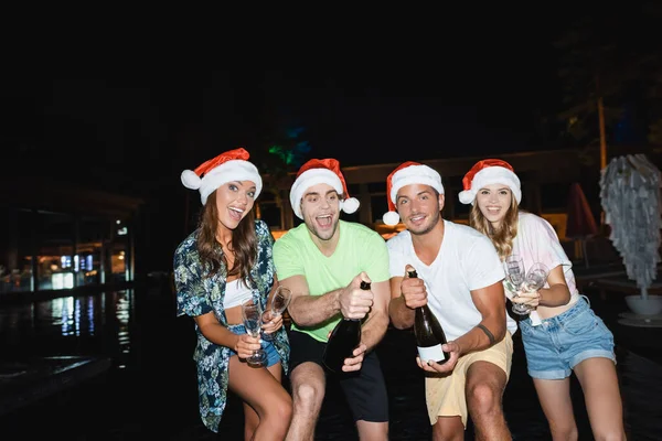 Amigos Entusiasmados Com Garrafas Champanhe Copos Celebrando Ano Novo Piscina — Fotografia de Stock