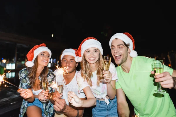Young Friends Celebrating New Year Champagne Sparklers Outdoors Night — Stock Photo, Image