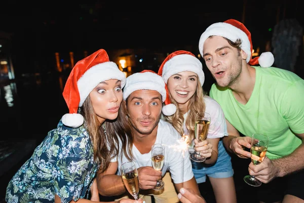 Vänner Med Glas Champagne Och Tomtebloss Firar Nyår Natten — Stockfoto