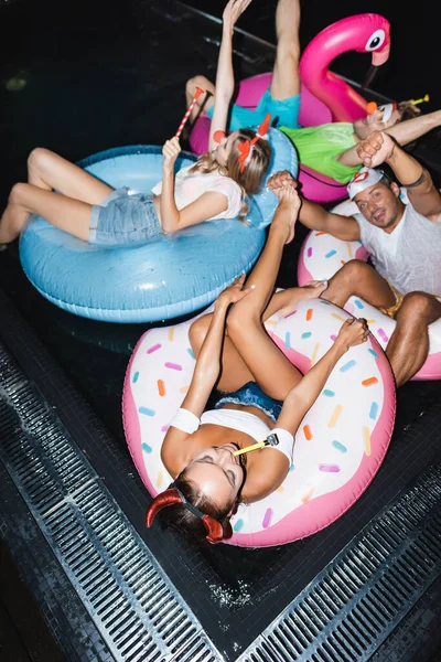 Vista Aérea Los Jóvenes Nadando Anillos Durante Fiesta Piscina Por — Foto de Stock