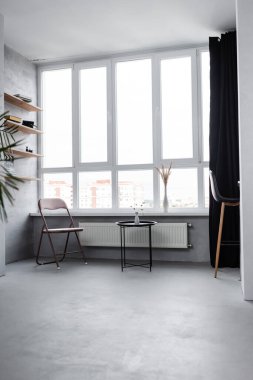 Sandalyeleri ve kahve masası olan modern bir ev.