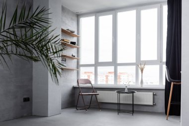 Sandalyeleri ve kahve masası olan modern bir ev.