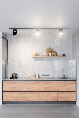 Geniş, beton duvarlı minimalist bir mutfak.