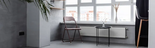Panorâmica Tiro Casa Interior Com Cadeiras Mesa Café Perto Janela — Fotografia de Stock