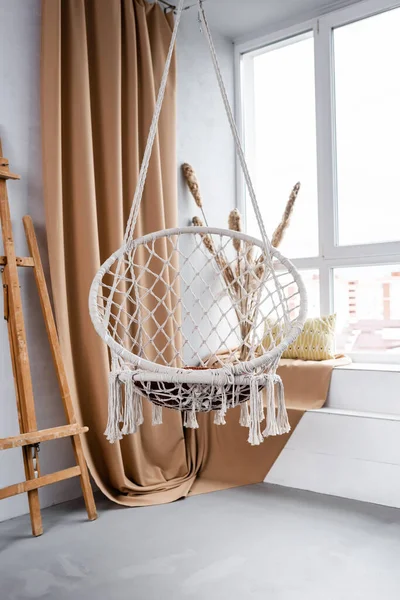 Estúdio Interior Moderno Com Cadeira Suspensão Cavalete Decoração Perto Janela — Fotografia de Stock