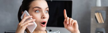 Akıllı telefondan konuşurken fikri olan heyecanlı serbest yazarların web sitesi başlığı 