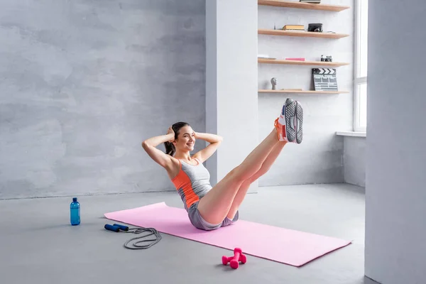 Sportswoman Outstretched Legs Doing Abs Fitness Mat Sport Equipment — Stock Photo, Image