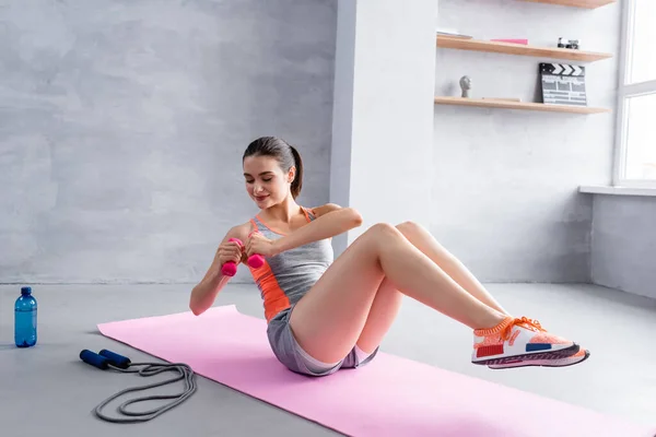 Sportswoman Legs Air Holding Dumbbells Fitness Mat Home — Stock Photo, Image