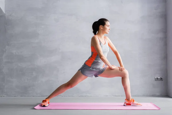 Side View Sportswoman Looking Away Doing Lunge Fitness Mat — Stock Photo, Image