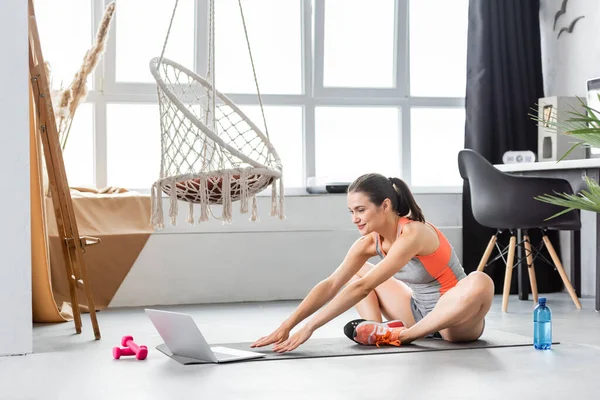 Foco Seletivo Jovem Mulher Aquecendo Perto Laptop Tapete Fitness Casa — Fotografia de Stock