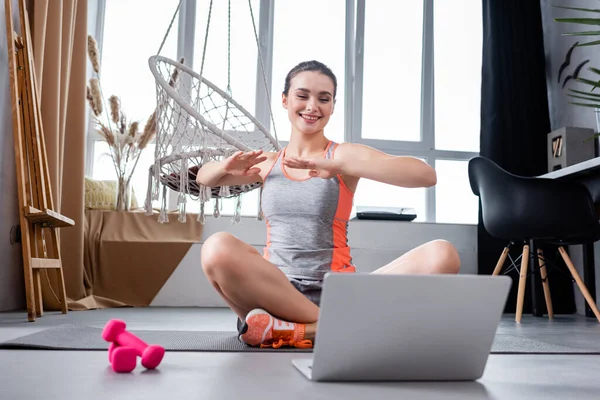 Young Woman Looking Laptop While Training Fitness Mat Dumbbells Home — Stock Photo, Image