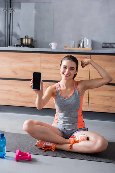 Sportswoman Showing Smartphone Blank Screen Bottle Water Sport Equipment Kitchen — Stock Photo, Image