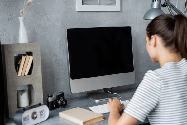 Enfoque Selectivo Del Freelancer Usando Computadora Cerca Libro Casa — Foto de Stock