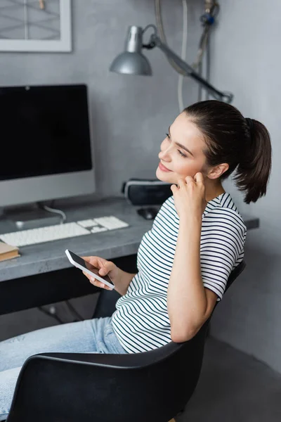 Giovane Freelance Possesso Smartphone Vicino Computer Sul Tavolo Casa — Foto Stock