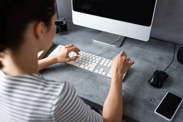 Selective Focus Freelancer Using Computer Keyboard Smartphone Table Home — Stock Photo, Image