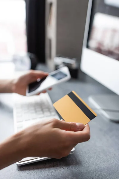 Cropped View Freelancer Holding Credit Card While Using Smartphone Computer — Stock Photo, Image
