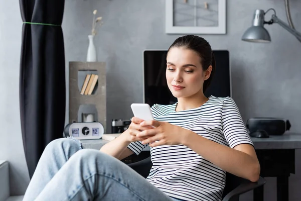 Fokus Selektif Wanita Muda Menggunakan Smartphone Rumah — Stok Foto