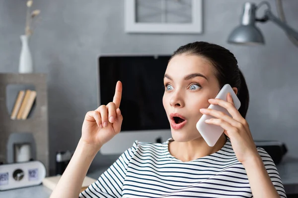 Opgewonden Freelancer Met Idee Tijdens Het Praten Smartphone Thuis — Stockfoto