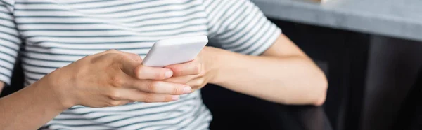 Cultura Panorâmica Mulher Jovem Usando Smartphone Casa — Fotografia de Stock