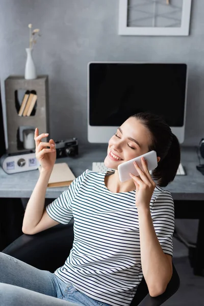 Jonge Telewerker Aan Het Woord Smartphone Met Gesloten Ogen Thuis — Stockfoto