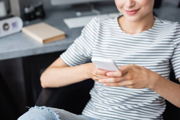 Vista Recortada Del Joven Freelancer Usando Smartphone Casa —  Fotos de Stock