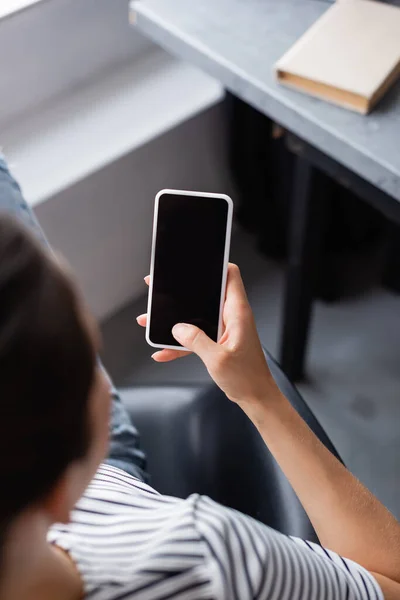 Pohled Shora Mladou Ženu Pomocí Smartphonu Prázdnou Obrazovkou Doma — Stock fotografie