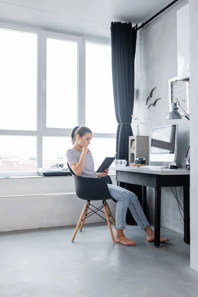 Brunette Freelancer Holding Notebook Computer Table Home — Stock Photo, Image
