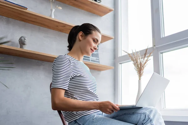 Brunette Freelancer Χρησιμοποιώντας Φορητό Υπολογιστή Ενώ Εργάζονται Από Σπίτι — Φωτογραφία Αρχείου