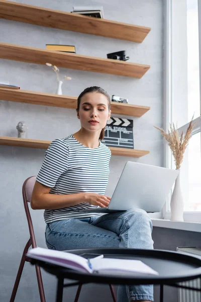 Focus Selettivo Del Libero Professionista Che Guarda Notebook Sul Tavolino — Foto Stock