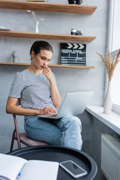 Selektive Fokussierung Von Konzentrat Freelancern Mit Laptop Der Nähe Von — Stockfoto