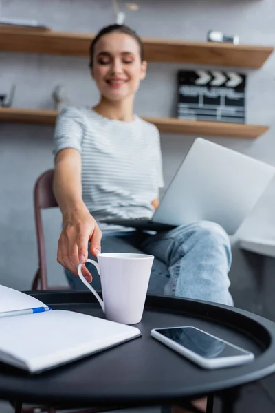 Foco Seletivo Freelancer Tomando Xícara Perto Notebook Smartphone Mesa Café — Fotografia de Stock