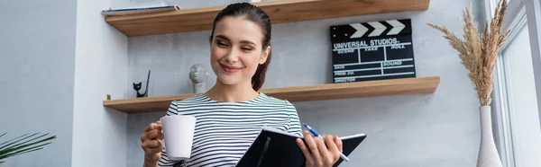 Panoramaaufnahme Einer Frau Mit Tasse Und Notizbuch Hause — Stockfoto