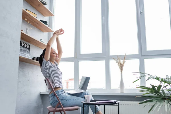 Mujer Joven Que Extiende Cerca Computadora Portátil Taza Portátil Casa — Foto de Stock