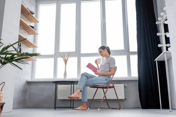 Foco Seletivo Mulher Descalça Com Livro Leitura Copo Enquanto Sentado — Fotografia de Stock
