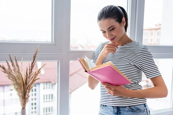 Ung Kvinna Läser Bok Nära Fönstret Hemma — Stockfoto