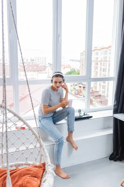 Selective Focus Brunette Woman Headphones Holding Cup Vinyl Player Hanging — Stock Photo, Image