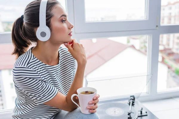 Young Woman Cup Tea Listening Music Headphones Vinyl Player Windowsill — Stock Photo, Image