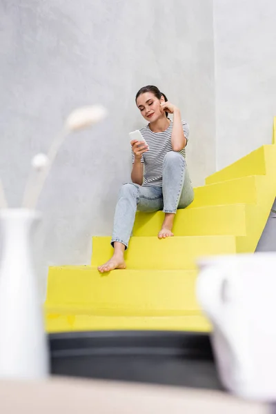 Enfoque Selectivo Mujer Descalza Usando Teléfono Inteligente Mientras Está Sentada — Foto de Stock