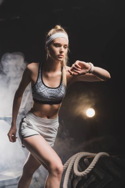 Sporcu kadın spor salonunda koşmaya hazırlanıyor.